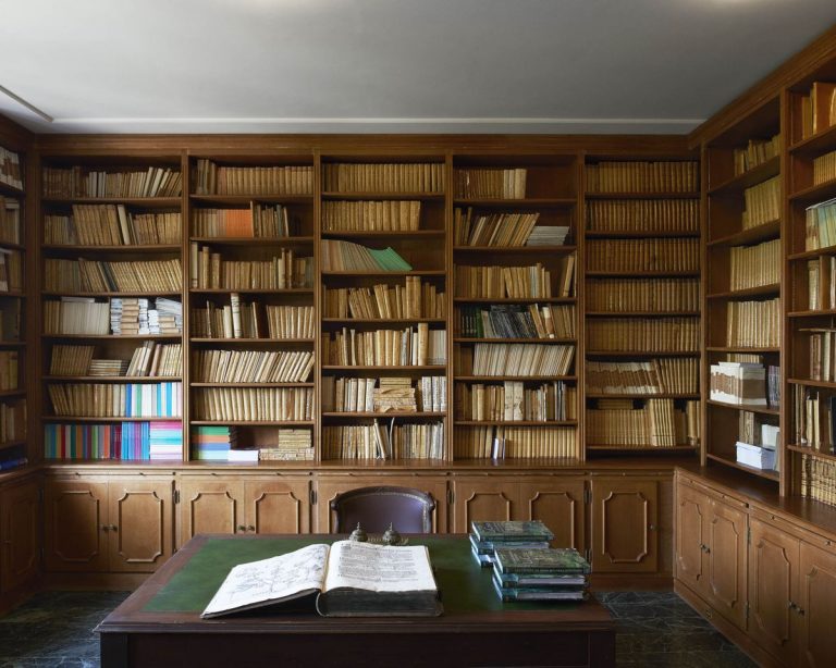thư viện biệt thự Villa Les Cedres