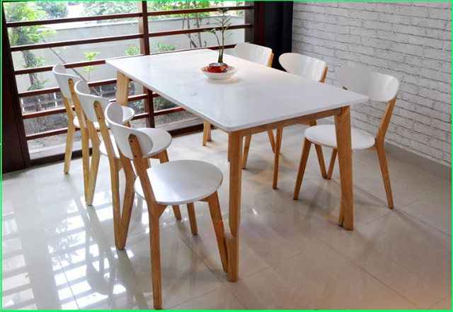 Bàn ăn chung cư trông nhỏ gọn và đáng yêu, không gian sắp đặt bàn ăn phù hợp với diện tích nhà chung cư. Tính giản đơn và chức năng tối đa là điểm nổi bật của bàn ăn này. Khi sử dụng bàn ăn chung cư này, bạn sẽ có thể cảm nhận được không gian nhà bếp nhỏ bé của bạn trở nên rộng rãi, thoải mái hơn.